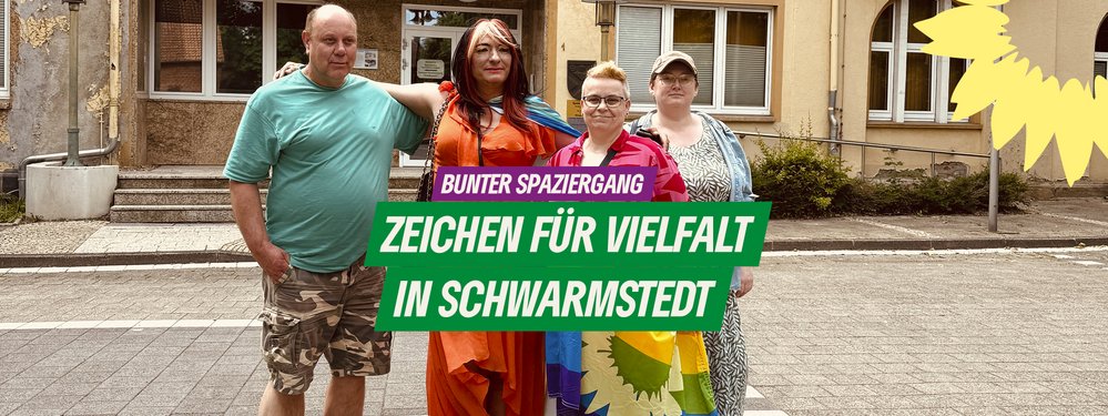 Vier Menschen vor dem Rathaus Schwarmstedt, davor die Schrift Bunter Spaziergang – Zeichen für Vielfalt in Schwarmstedt