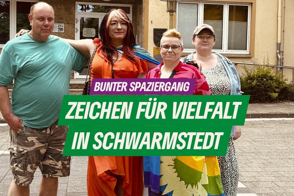 Vier Menschen vor dem Rathaus Schwarmstedt, davor die Schrift Bunter Spaziergang – Zeichen für Vielfalt in Schwarmstedt